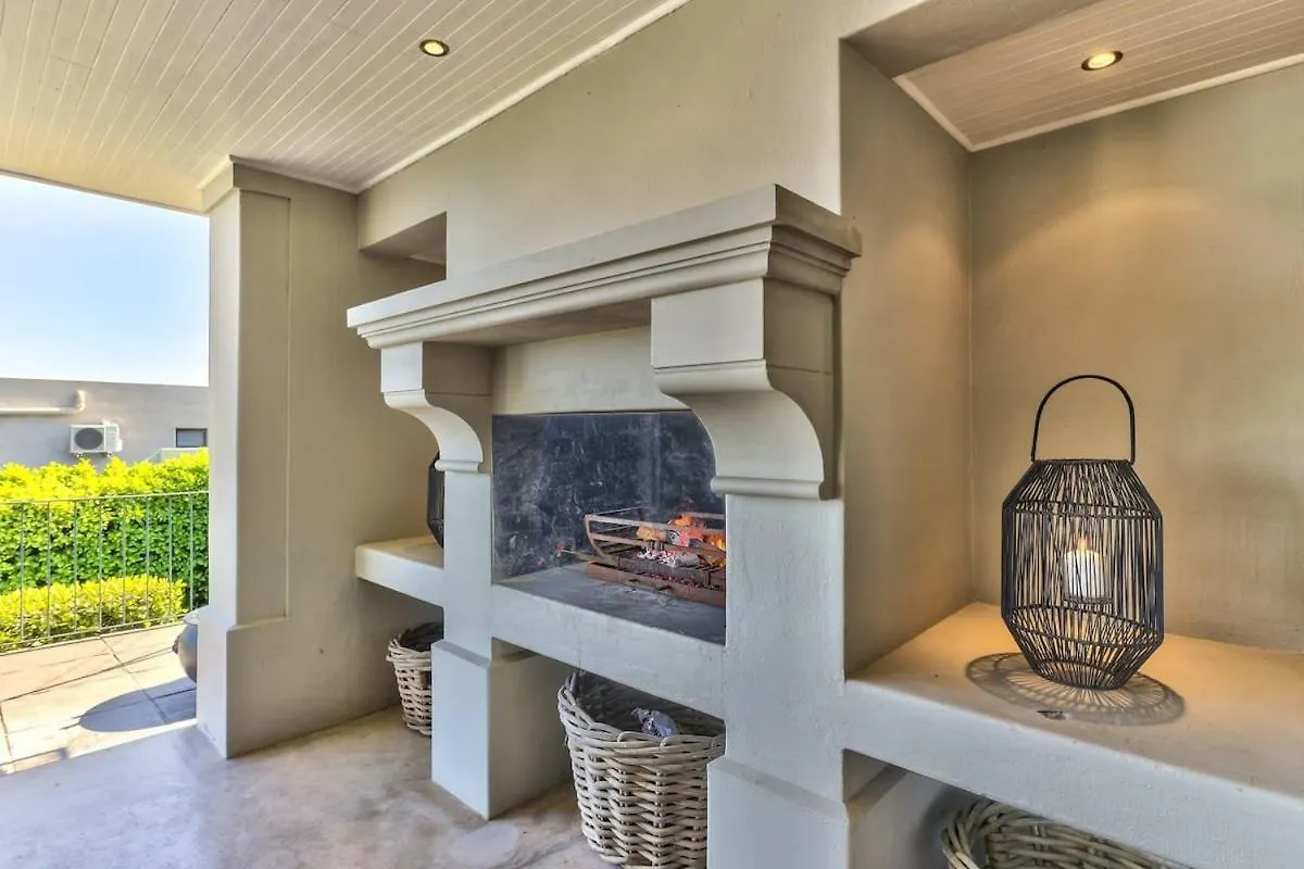 Villa Lush Family Home In Prestigious Area Cape Town